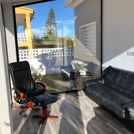 Bonita Cerca Del Mar *